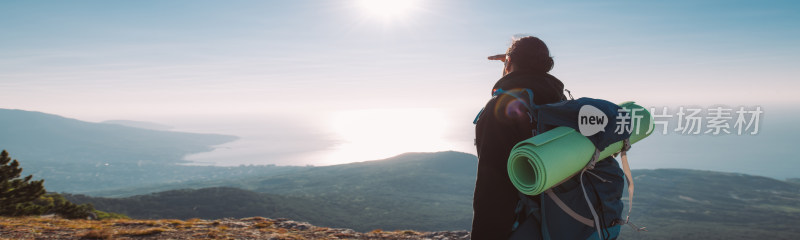 背包者山顶眺望远方风景