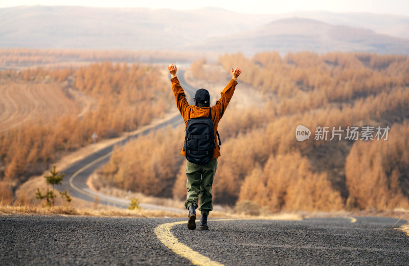 年轻女子户外徒步旅行的背影