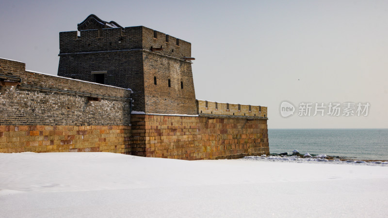 积雪覆盖的老龙头海边古城墙景观