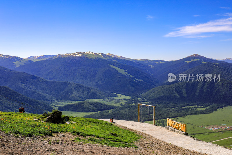 夏季新疆禾木吉克普林滑雪场云霄峰缆车