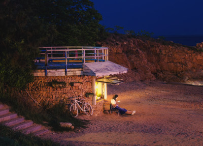 中国山东青岛太平角夜晚，海边沙滩上休息