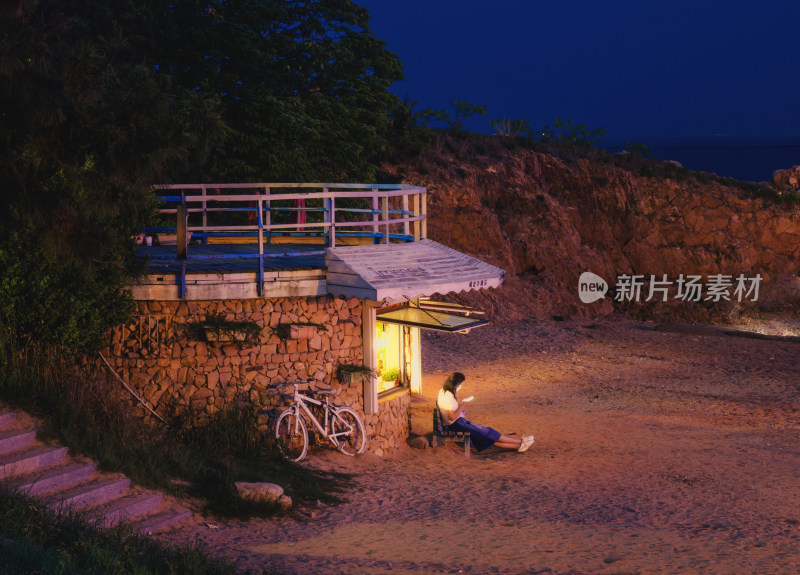 中国山东青岛太平角夜晚，海边沙滩上休息