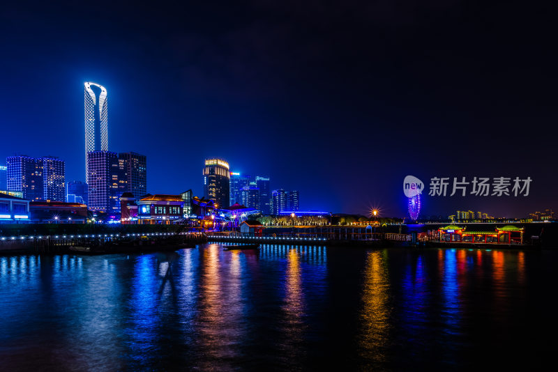 璀璨夜景下的城市滨水建筑群