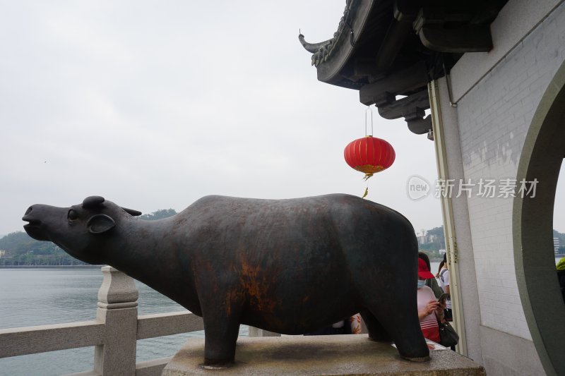 广济桥上水边中式建筑旁的牛雕塑