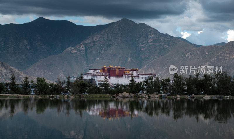 西藏拉萨布达拉宫倒影