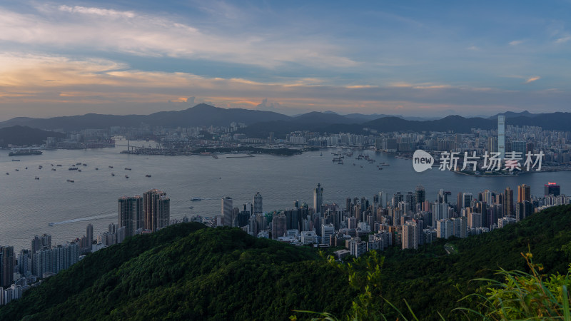 香港西高山海岸线城市天际线日落