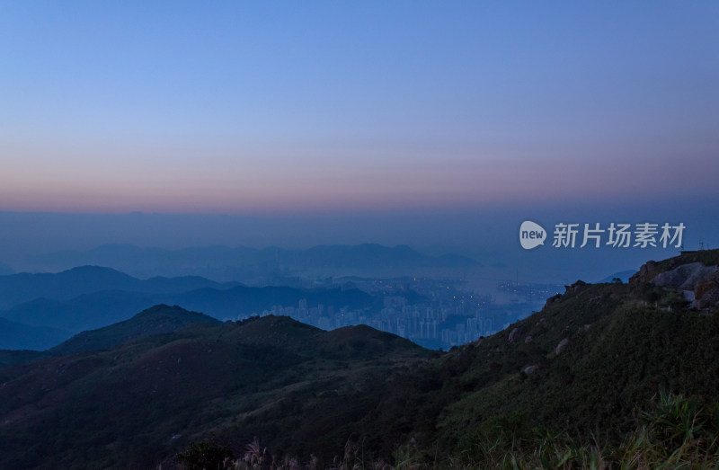 香港大帽山郊野公园山顶日出与连绵山脉晨雾