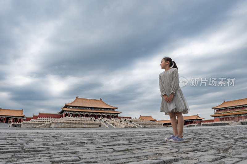 站在北京故宫太和殿广场上的女孩