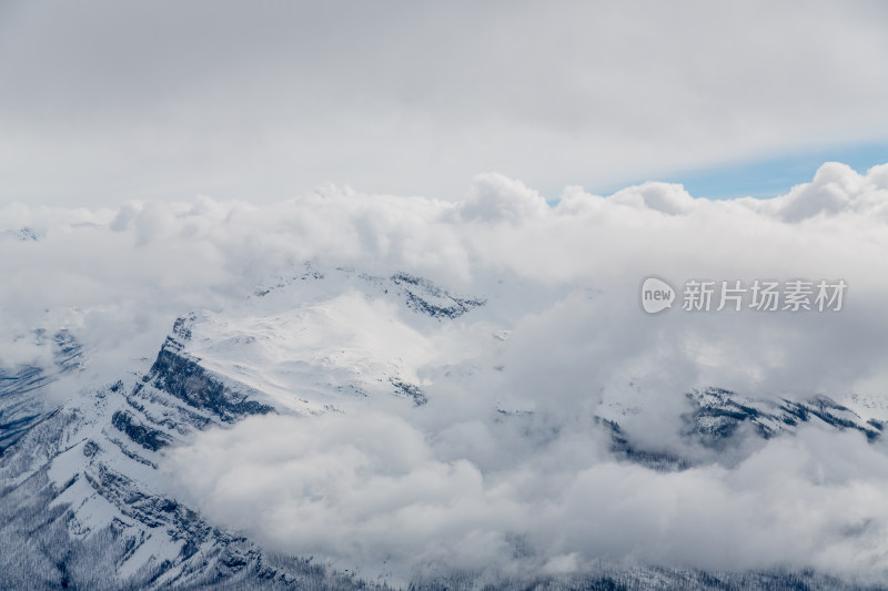 云雾中的雪山