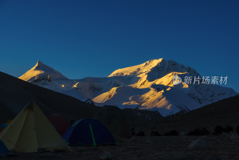 雪山日照金山希夏邦马峰