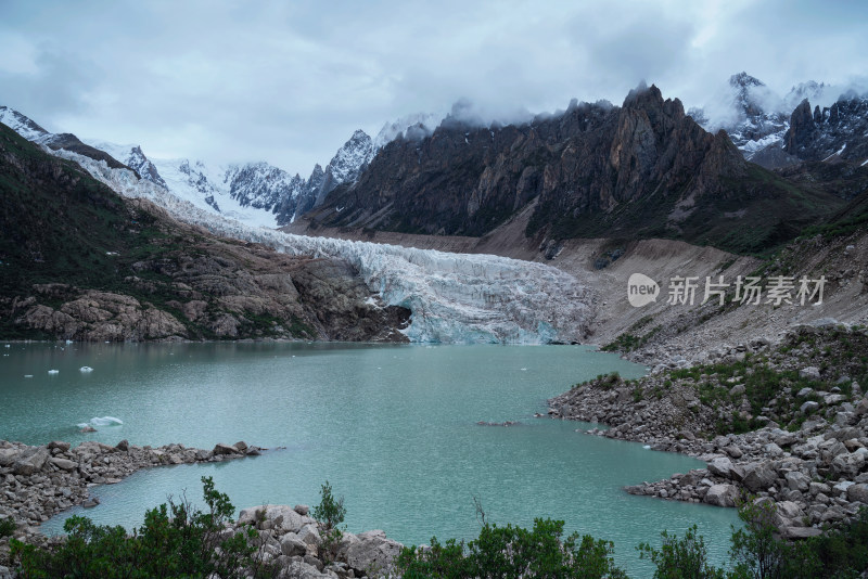 西藏丁青县和巴青县交界处的布加雪山冰川
