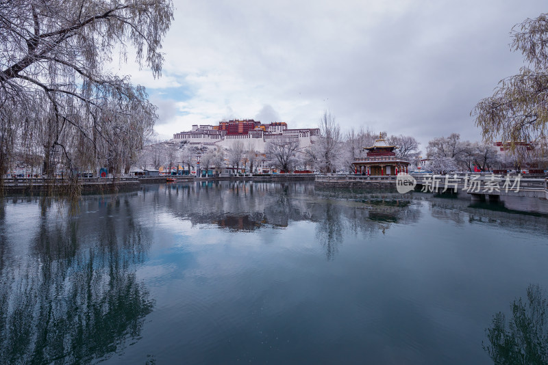 中国西藏拉萨雪后布达拉宫倒影城市风光