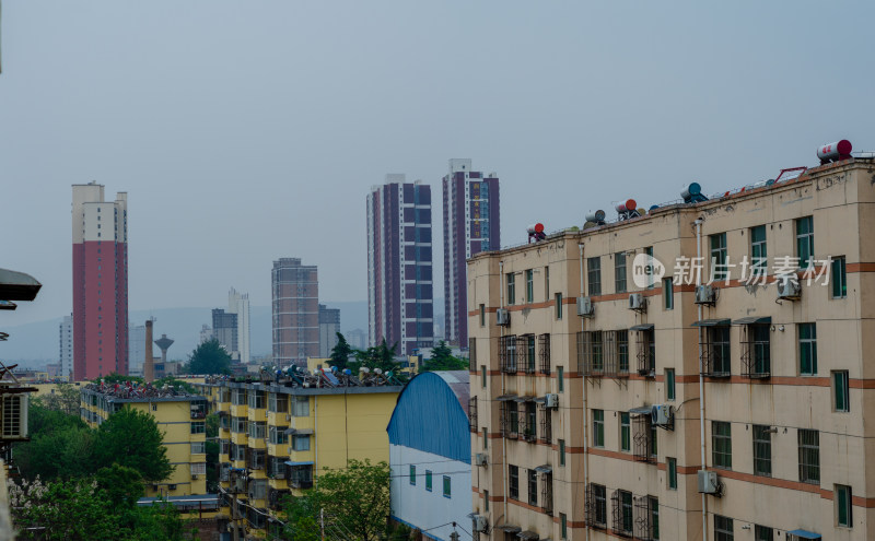 城市住宅区与远处高楼景观