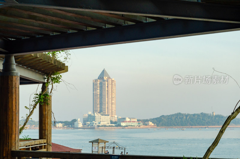 青岛旅游站在亭子中看海景