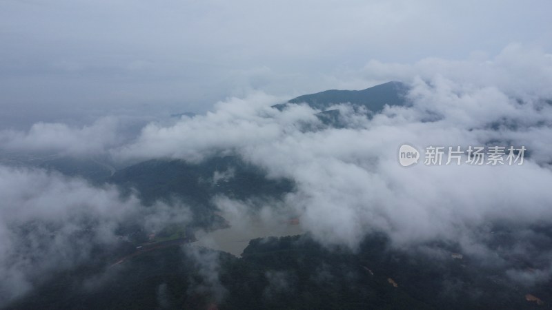 广东东莞：雨后银瓶山上空出现云海