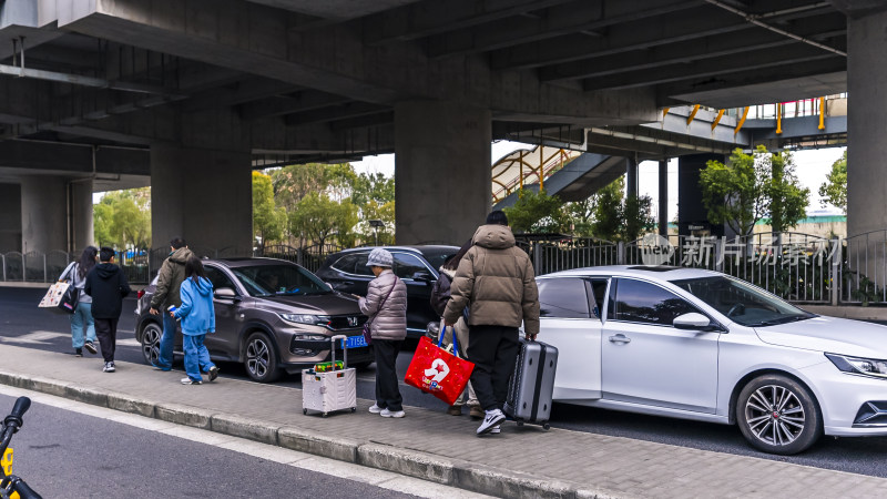 立交桥下人们携带行李行走的场景