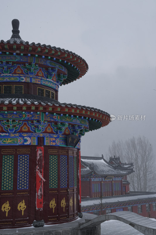 古建筑雪景，色彩斑斓的飞檐翘角