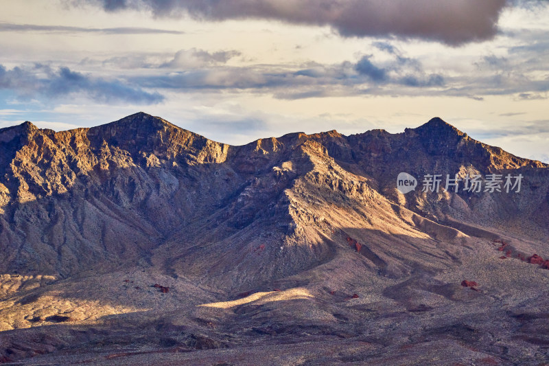 夕阳下的红色山谷