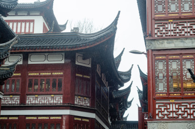 上海城隍庙雨中的古建筑