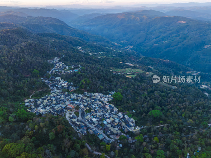 航拍暮色下的景迈山古寨田园风光