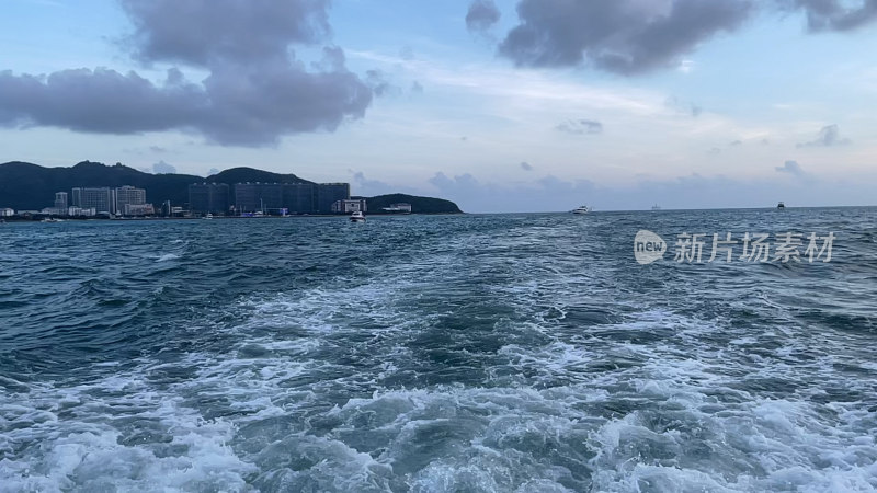 海上航行时的海面浪花与天空