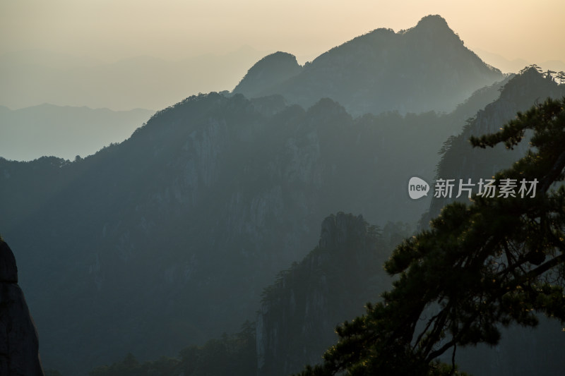 形态各异的山峰