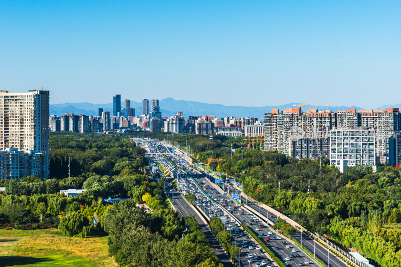 北京望京城市中车水马龙的宽阔道路景象