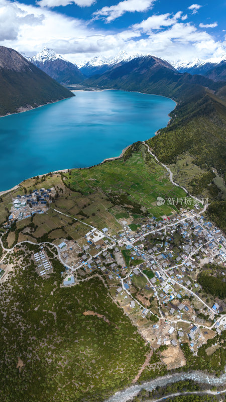 西藏林芝地区巴松错村庄神湖春色高空航拍