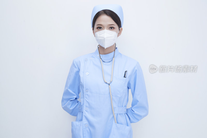 女性医护人员展示规范的口罩正确佩戴方式