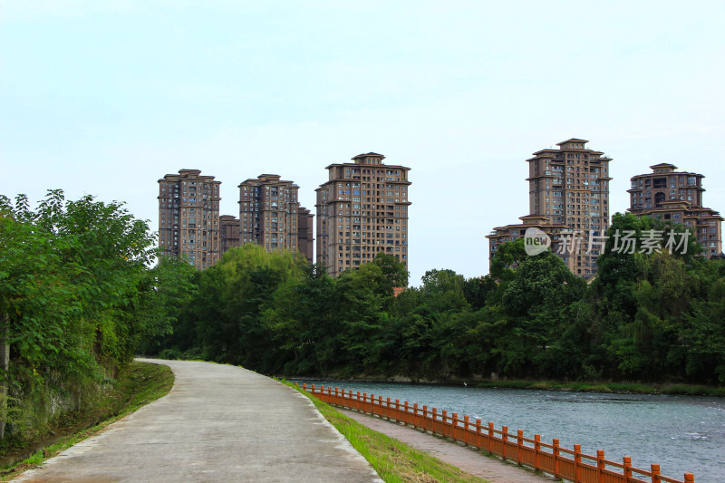 成都市温江区万春镇江安河沿岸建筑风光