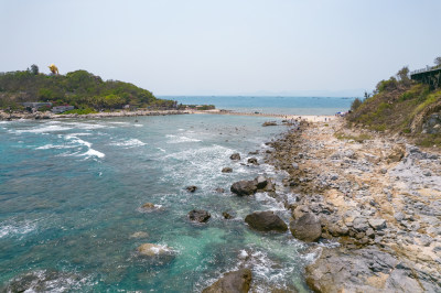 三亚海浪冲击着岩石