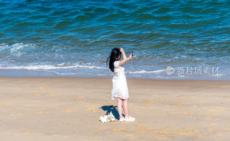 女子海边自拍背影