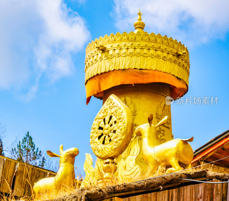 云南迪庆香格里拉龟山公园大型黄金色转经筒
