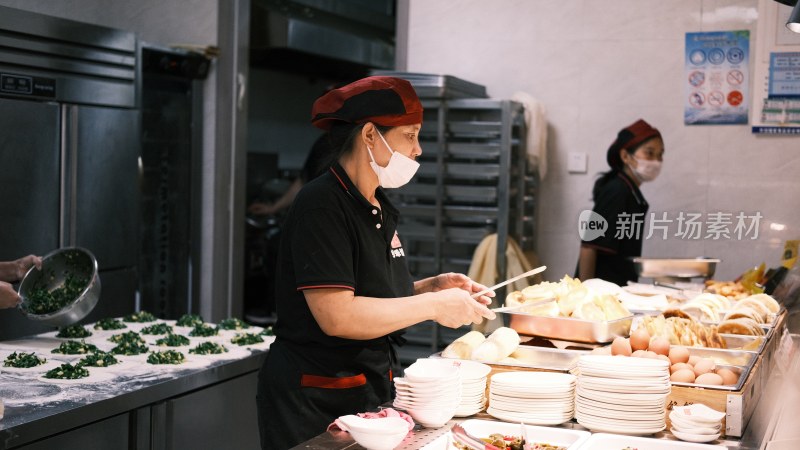 女厨师在厨房准备食物