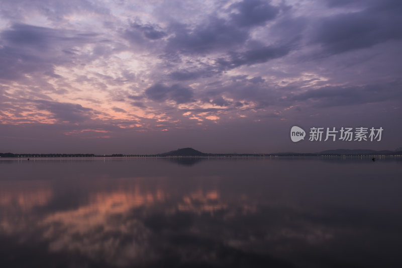 阴天多云下的平静湖水自然风景