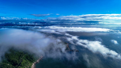 人间仙境海上大海海岛云雾缭绕航拍图