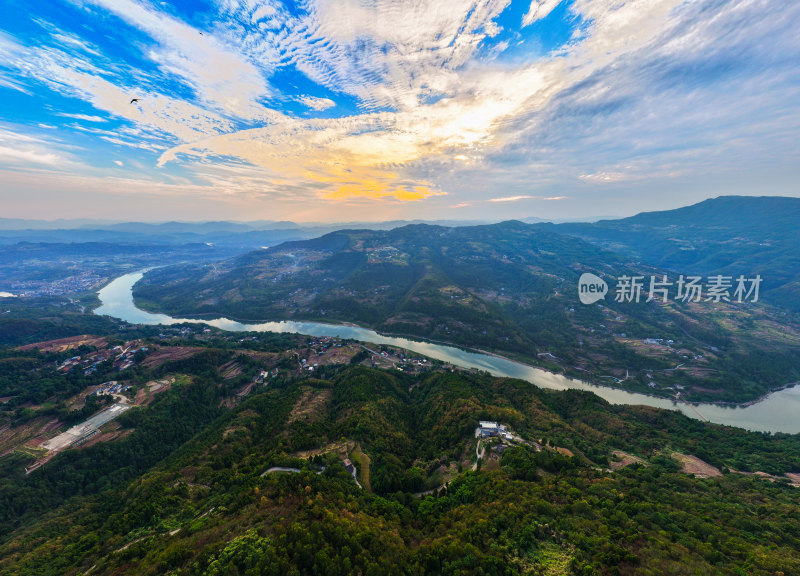 大山里蜿蜒的河流