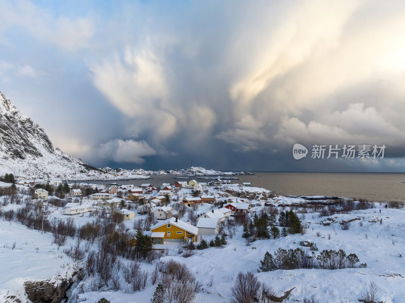 挪威罗弗敦群岛北极圈奥镇冬季雪景高空航拍