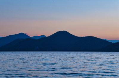 云南丽江泸沽湖日出前湖泊远山自然风光