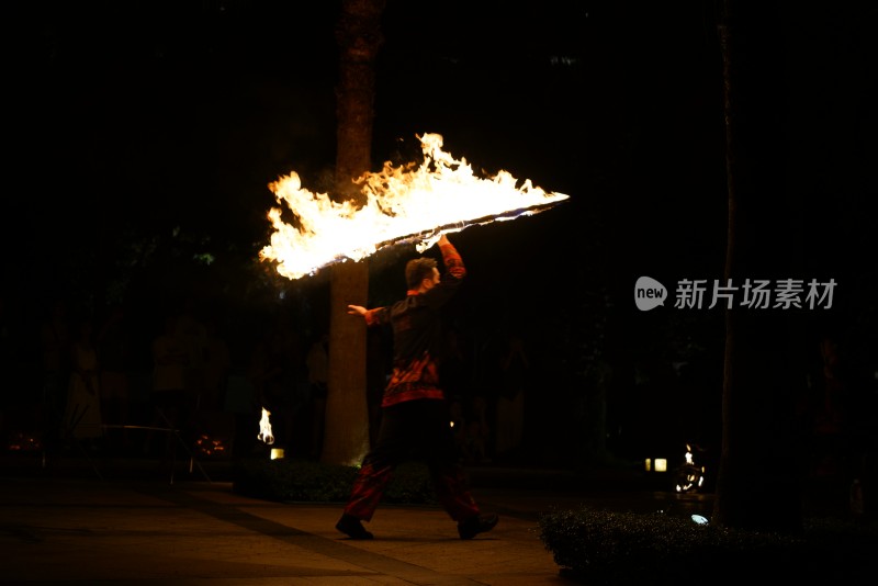 夜间燃烧的火焰表演