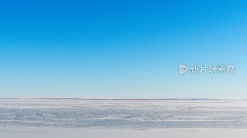 广阔盐湖与蓝天自然景观