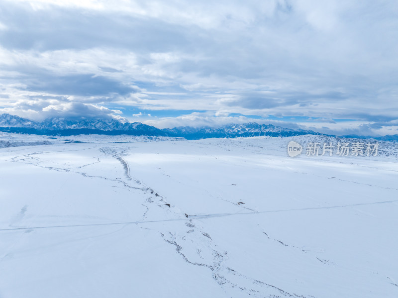 中国新疆阿勒泰冬季雪景茫茫雪原与雪山