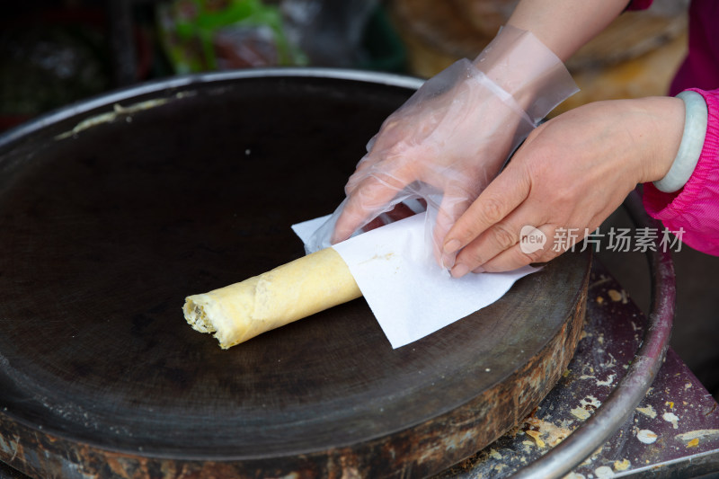 传统的山东煎饼制作