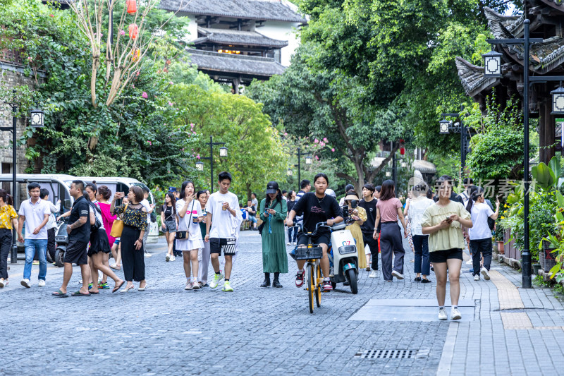 游客在深圳市甘坑客家小镇游玩