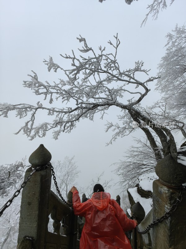 湖北武当山景区金顶冬季大雪登山游客