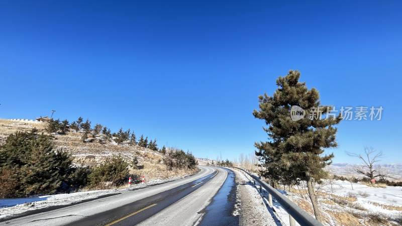 大雪后的道路和农村雪景