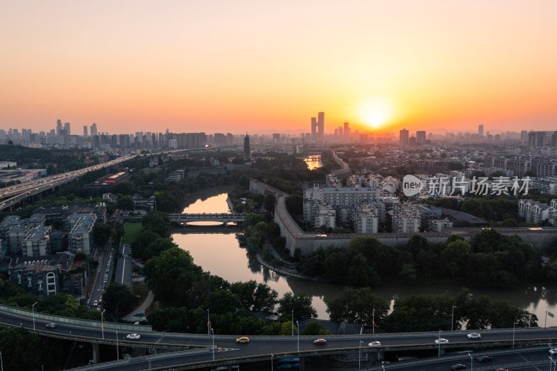 日落时南京秦淮河与大报恩寺