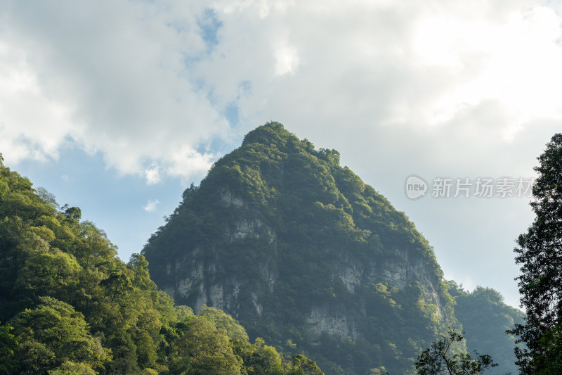 连绵青翠山峦