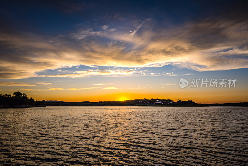 夕阳下的天空水面倒影背景图