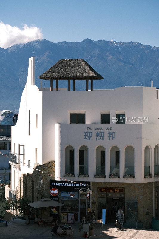 大理理想邦建筑与远山风景